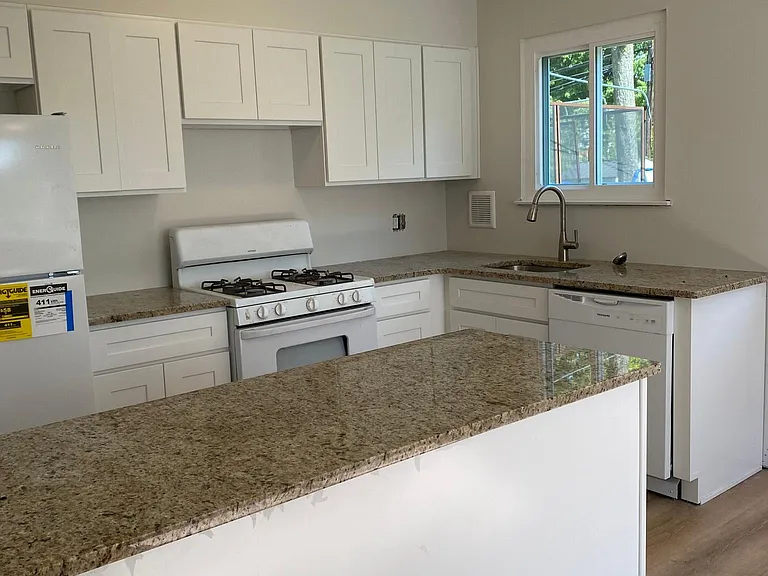 2851 Rossiter Ave — Photo 8