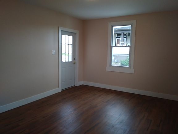 5th image of 223 Laredo St