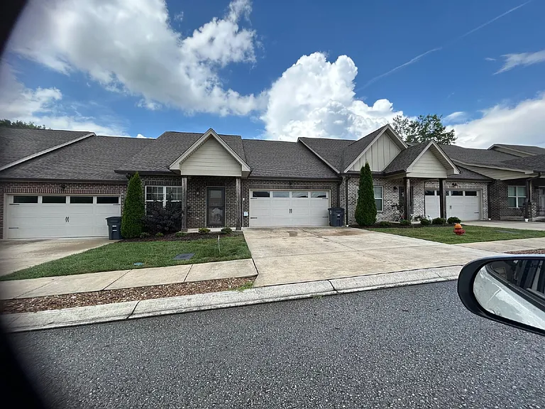 230 Cypress Rdg — Photo 1