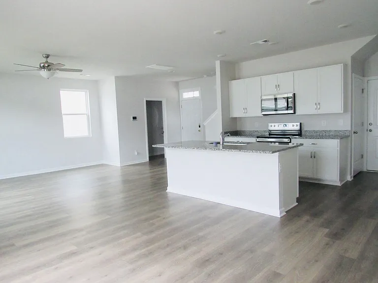 211 River Forest Dr — Photo 2