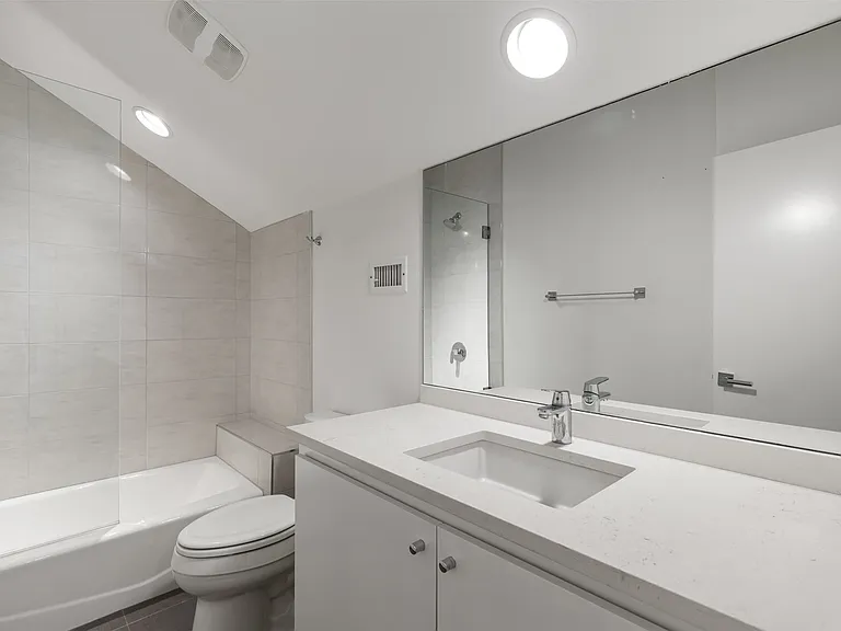 4th Floor En-suite Full Bathroom