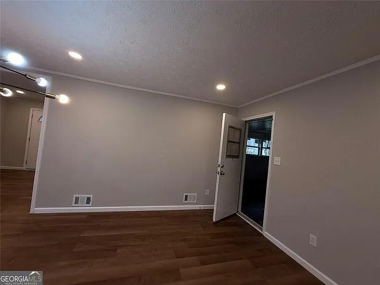 1055 Pinecrest Dr — Photo 32
