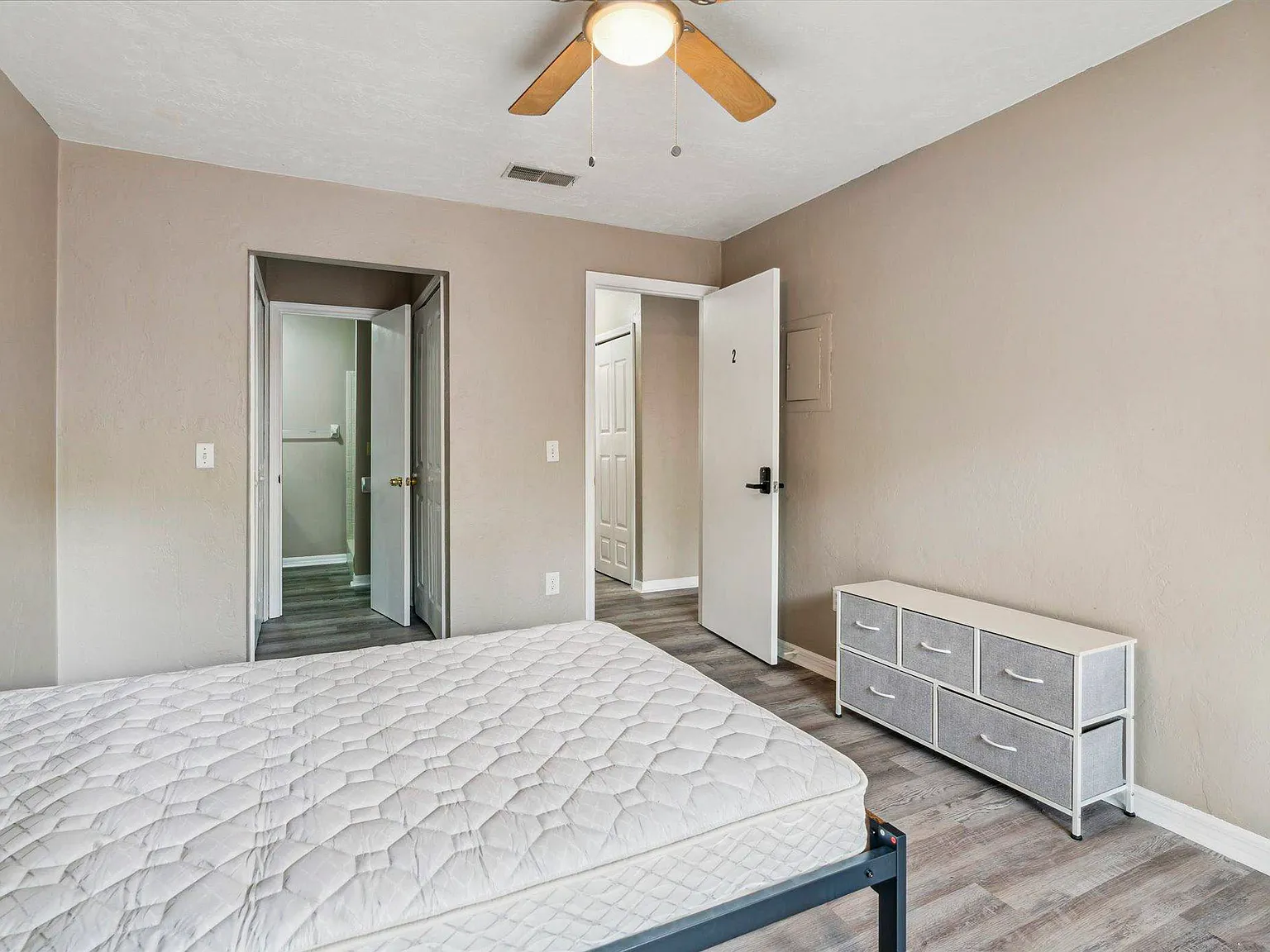 3 bed, 2.0 bath, 966 sqft, $910 — Photo 2