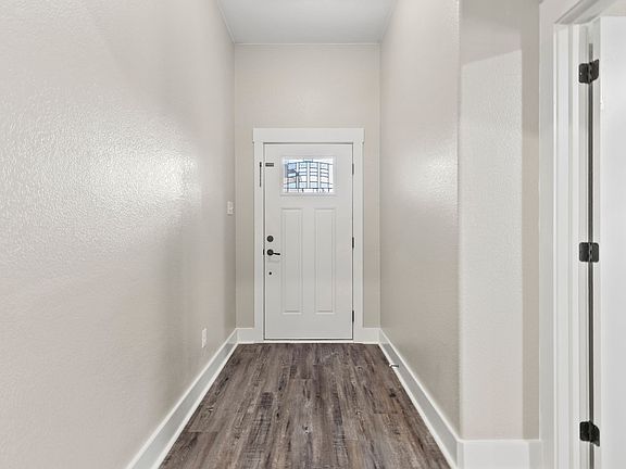 3rd image of 411 Mesa Dr