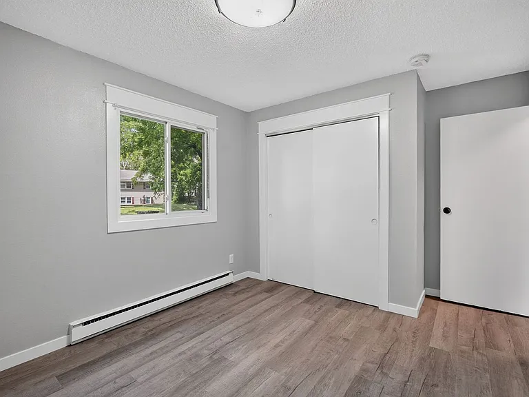 2bed 1 bath Unit in quiet Clive location — Photo 20