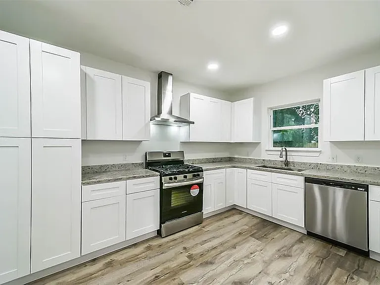 2705 Winbern St — Photo 2