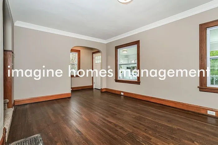 1453 Larchmont Ave — Photo 4