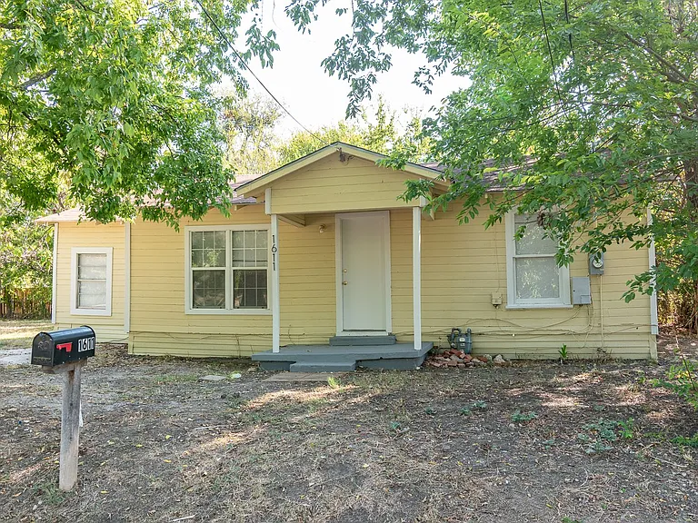 1611 Clark St — Photo 1