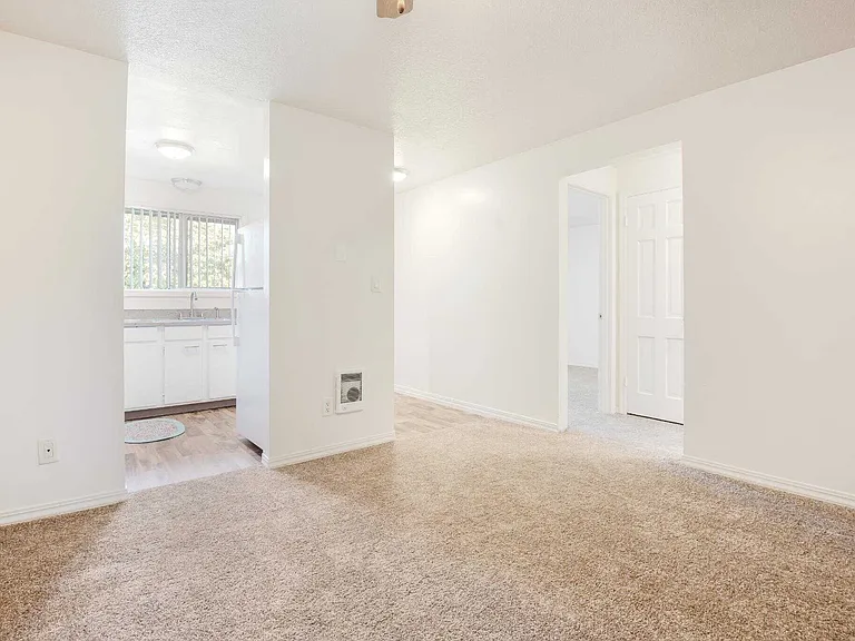 Colonial Villa Apartments — Photo 6