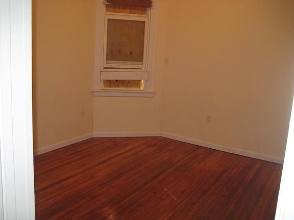 4th image of 623-625 Sandford Ave