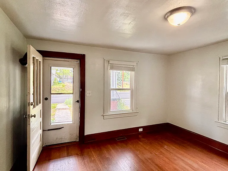 1526 20th St NE — Photo 4