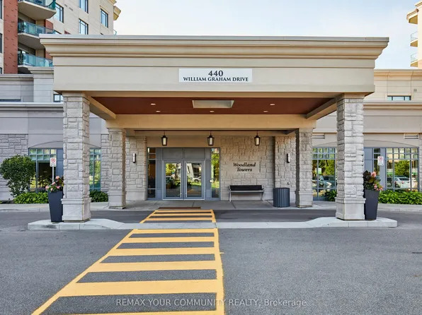 440 William Graham Dr #511, Aurora, ON L4G 1X5