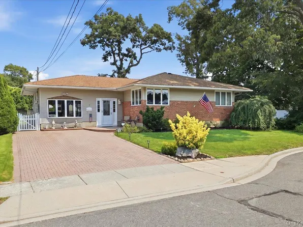 2 6th Avenue, Farmingdale, NY 11735