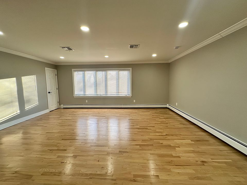 1st image of 21 Lincoln Pkwy Floor 2