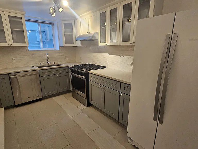 1400 Lakeshore Ave #10 — Photo 16