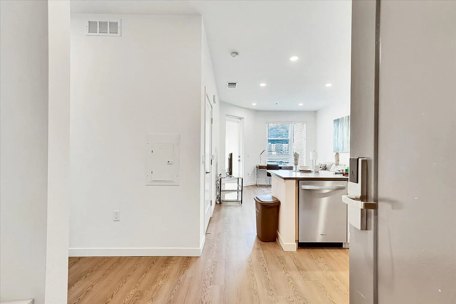 1 bed, 1.0 bath, 753 sqft, $7,170 — Photo 4
