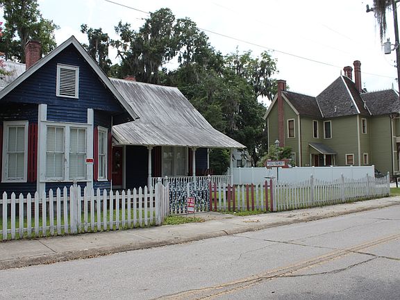 4th image of 136 SE Saint Johns St