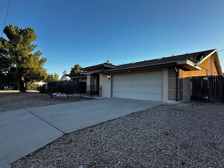 327 E Mescalero Rd — Photo 1
