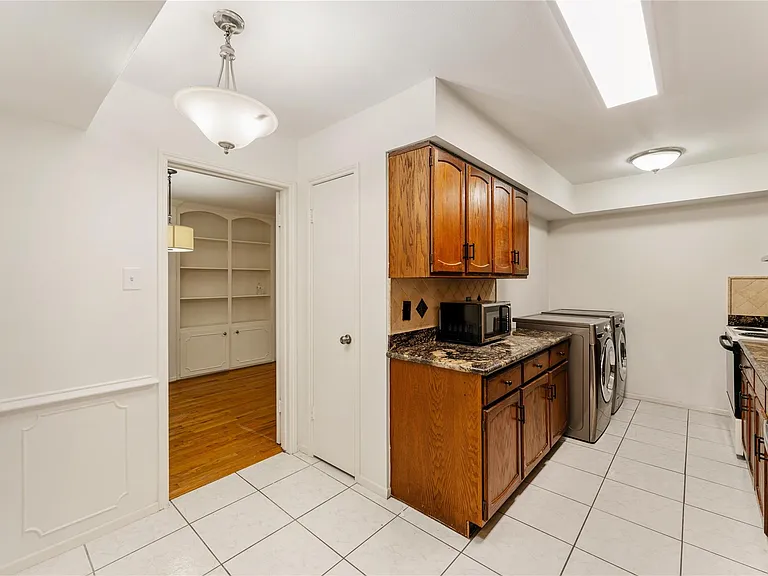 359 N Post Oak Ln #127 — Photo 12