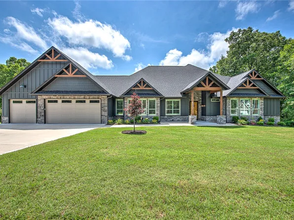 8525 Manor Dr, Bentonville, AR 72712