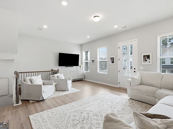 5th image of 429 Bishop Ln