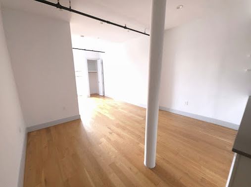 4th image of 347 Lorimer St #4B