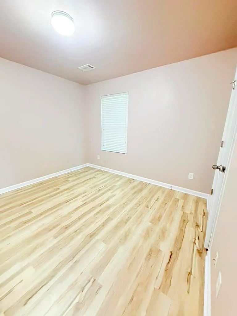 5 bed, 2520 sqft, $2,200 — Photo 3