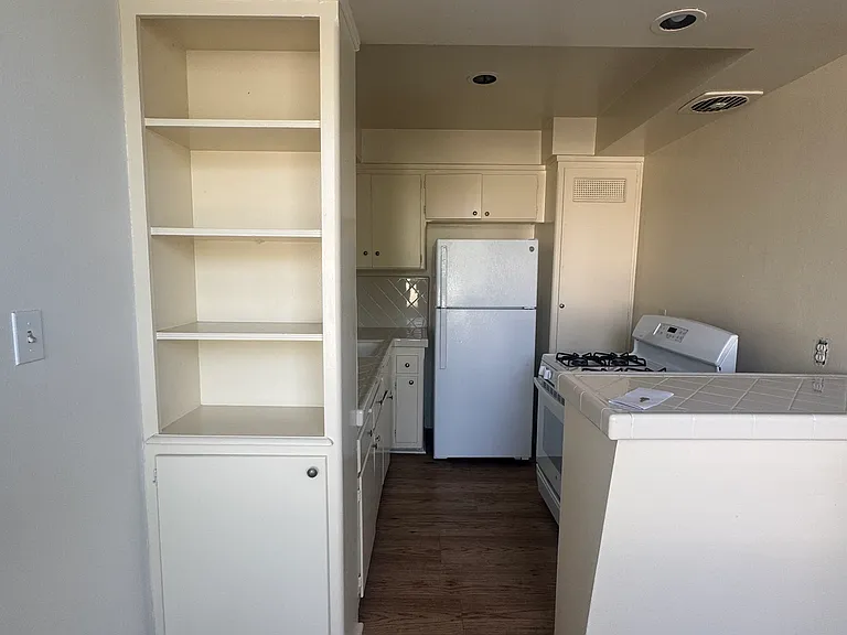 450 Midvale Ave — Photo 6