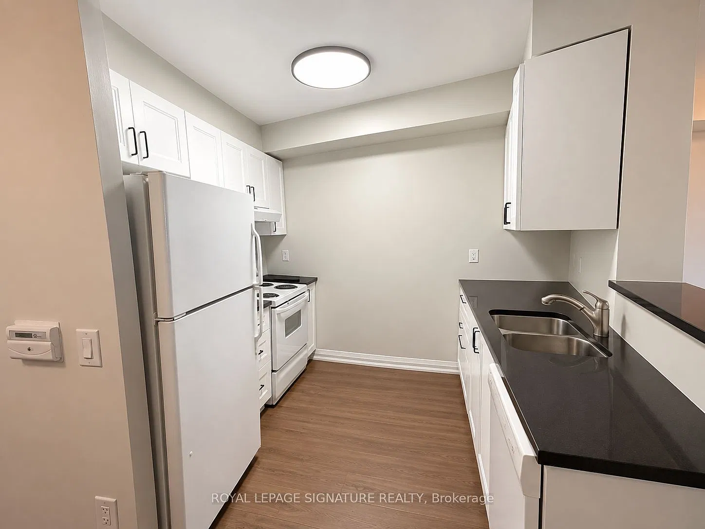 Princess Place Condominiums — Photo 3