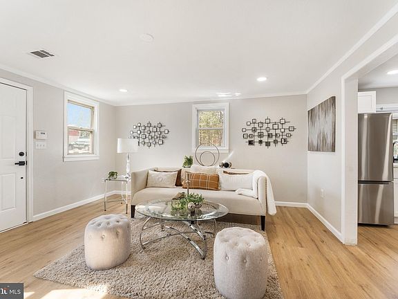4th image of 18 Teaberry St