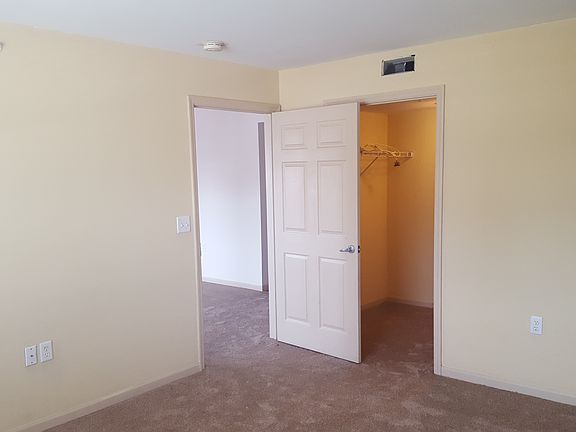 master bed and walk in close