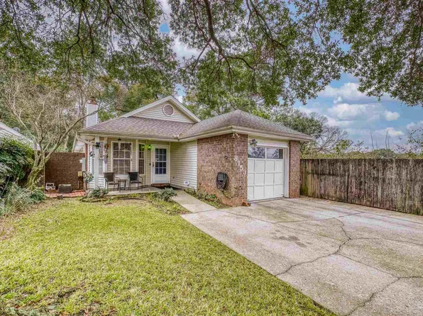 8153 Treetop Ln, Pensacola, FL 32514