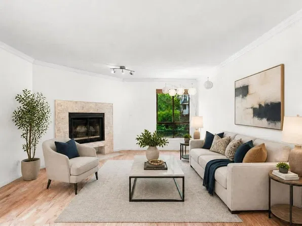 2181 Panorama Dr #104, North Vancouver, BC V7G 1V3