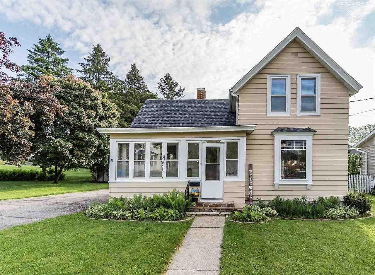 803 Lake St, Baraboo, WI 53913 Zillow