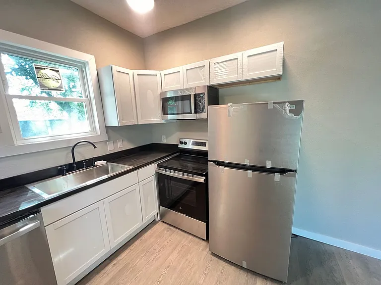 1106 W Division St #B — Photo 10
