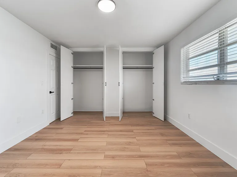 Lakeshore Presidential Apartments — Photo 22