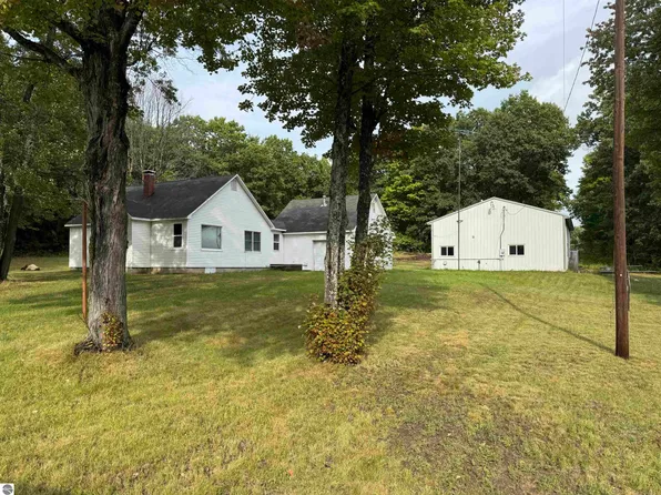 4174 N Dorr Rd, Merritt, MI 49667