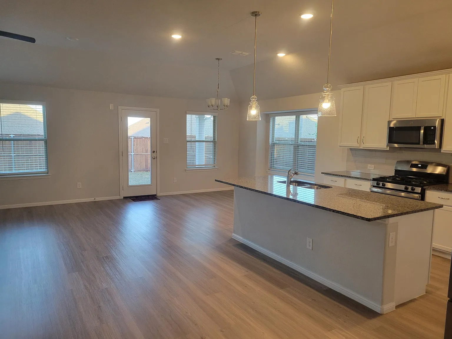 3221 Peacock Ln — Photo 4