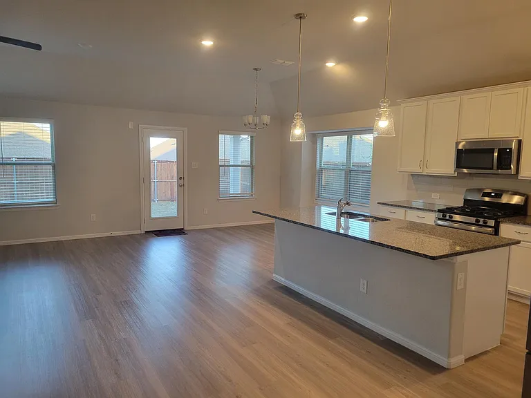 3221 Peacock Ln — Photo 5