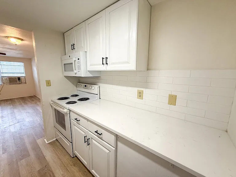 908 SW 6th Ave — Photo 8