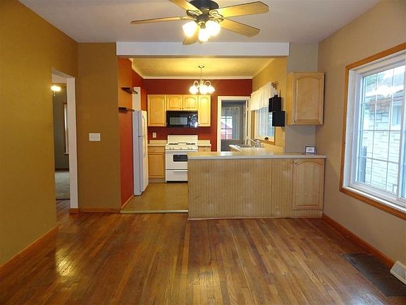 3rd image of 825 Sherman Ave