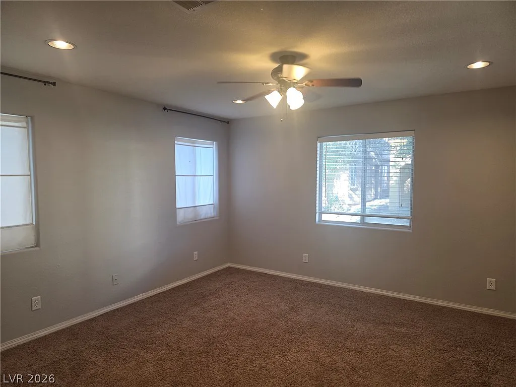 3 bed, 2.5 bath, 1549 sqft, $1,942 — Photo 2