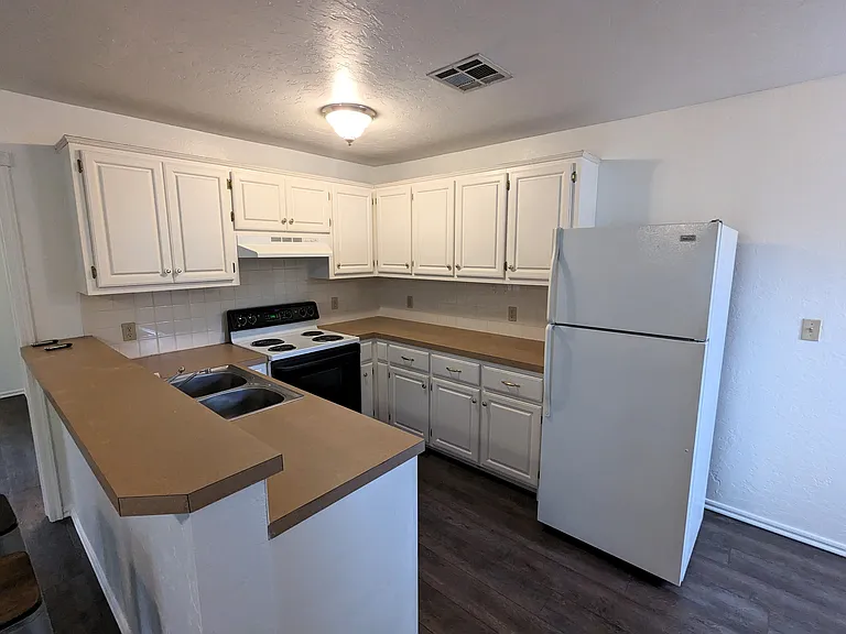 420 W Comanche St — Photo 8