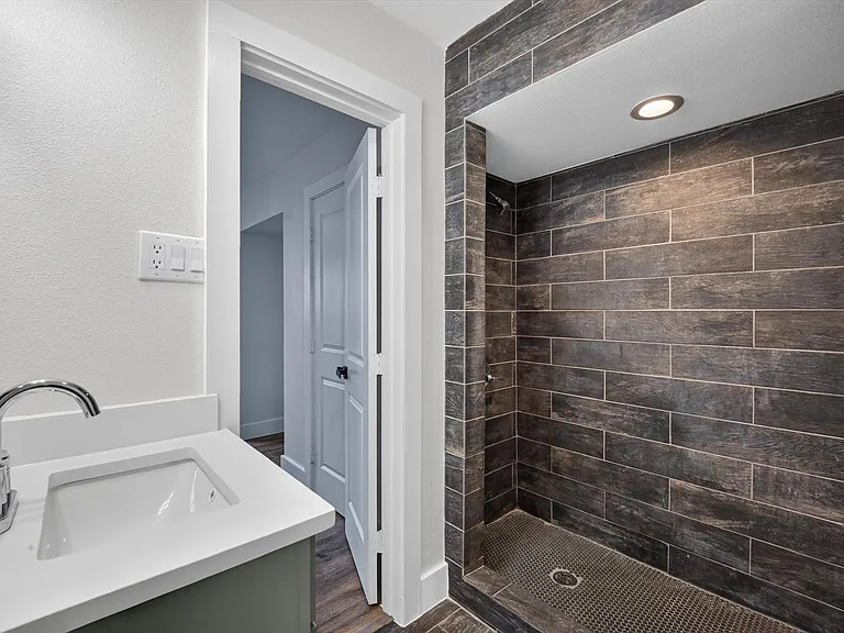 913 Russell Ln — Photo 18