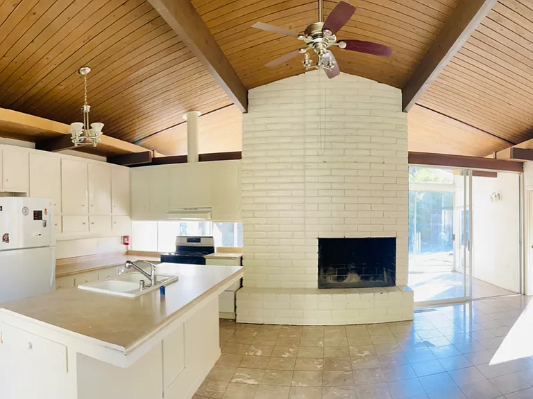 1014 Vassar Dr — Photo 2