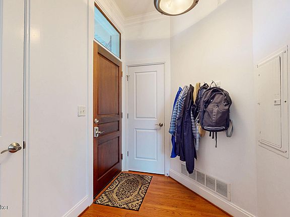 5th image of 2011 Frankfort Ave Unit 300