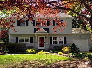 8 Westbrook Ln, Smithtown, NY 11787