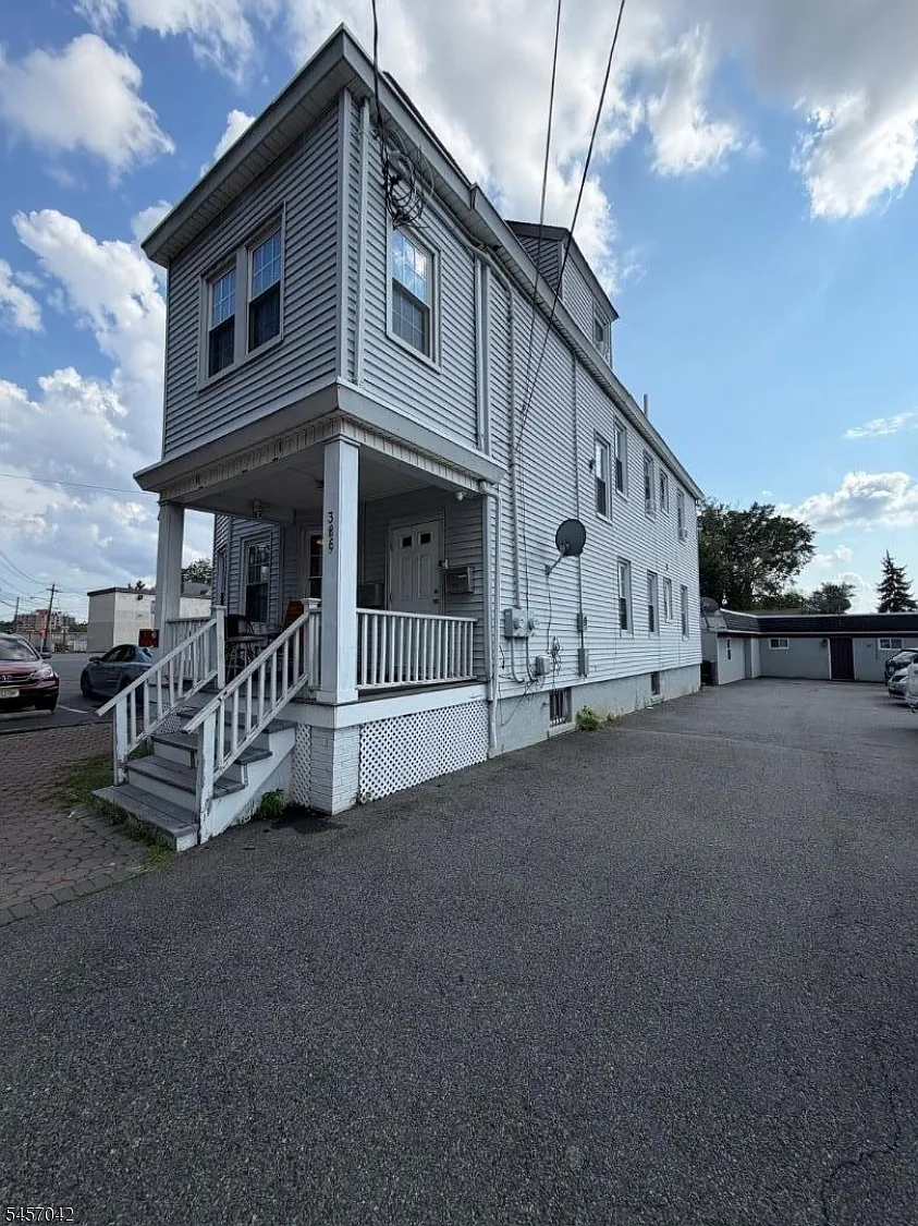 3 bed, 1.0 bath, $2,500 — Photo 2