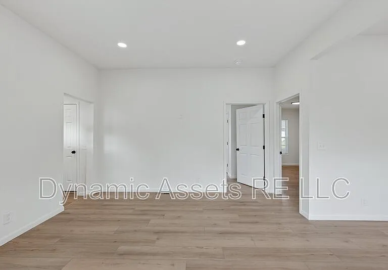 542 E 23rd St — Photo 8