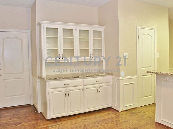 5th image of 904 Williamsburg Dr